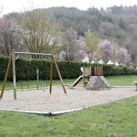 Camping Le Jardin - Chalets, Bungalows Et Emplacements Nus Pour Des Vacances Nature Le Long De La Riviere Le Gijou Lacaze Exterior photo