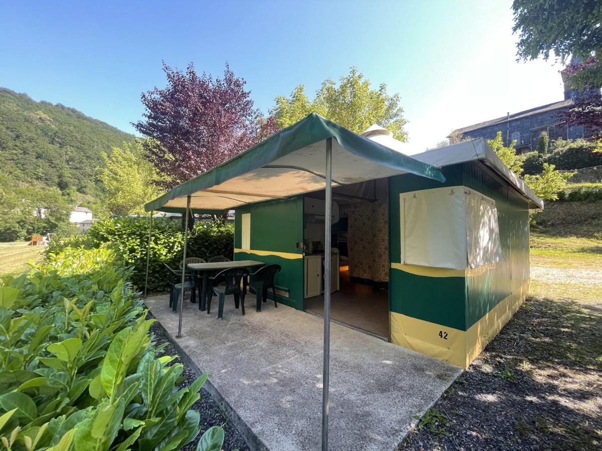 Camping Le Jardin - Chalets, Bungalows Et Emplacements Nus Pour Des Vacances Nature Le Long De La Riviere Le Gijou Lacaze Exterior photo