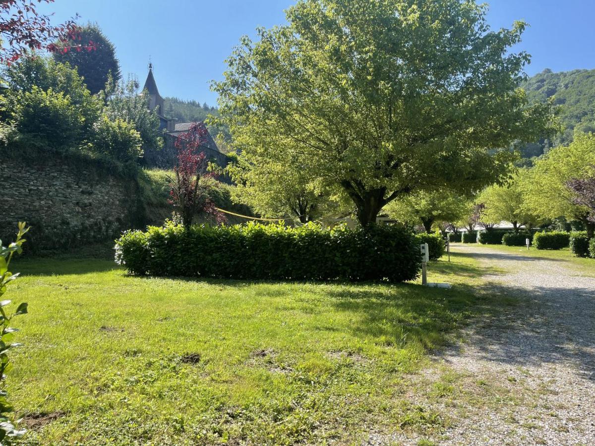 Camping Le Jardin - Chalets, Bungalows Et Emplacements Nus Pour Des Vacances Nature Le Long De La Riviere Le Gijou Lacaze Exterior photo