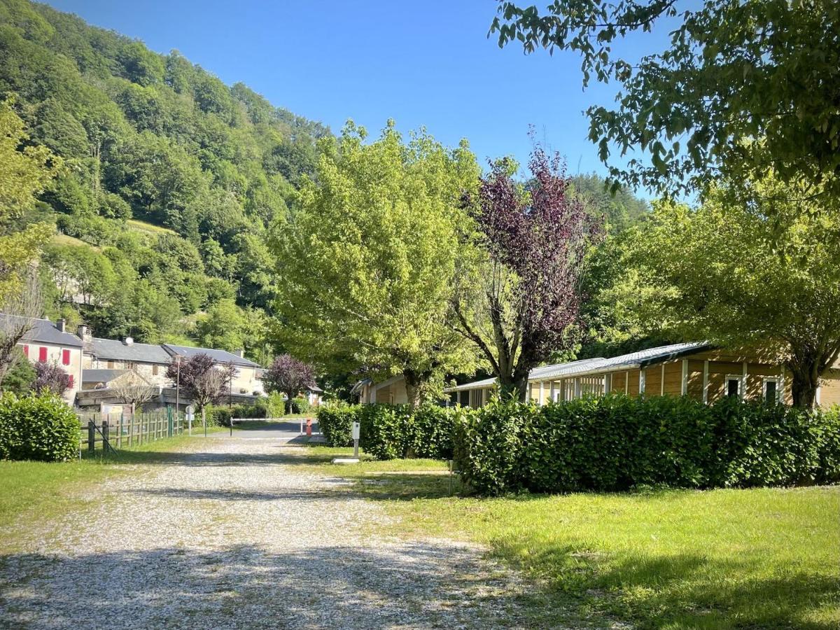 Camping Le Jardin - Chalets, Bungalows Et Emplacements Nus Pour Des Vacances Nature Le Long De La Riviere Le Gijou Lacaze Exterior photo