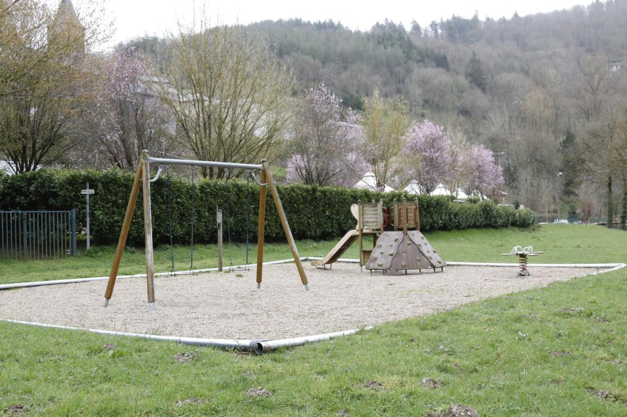 Camping Le Jardin - Chalets, Bungalows Et Emplacements Nus Pour Des Vacances Nature Le Long De La Riviere Le Gijou Lacaze Exterior photo