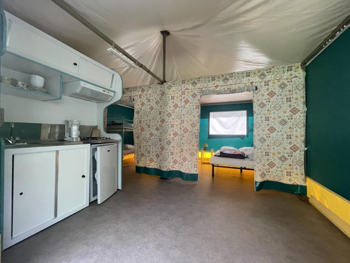 Camping Le Jardin - Chalets, Bungalows Et Emplacements Nus Pour Des Vacances Nature Le Long De La Riviere Le Gijou Lacaze Exterior photo