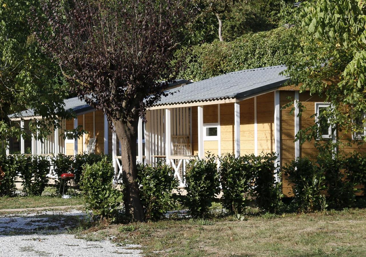Camping Le Jardin - Chalets, Bungalows Et Emplacements Nus Pour Des Vacances Nature Le Long De La Riviere Le Gijou Lacaze Room photo
